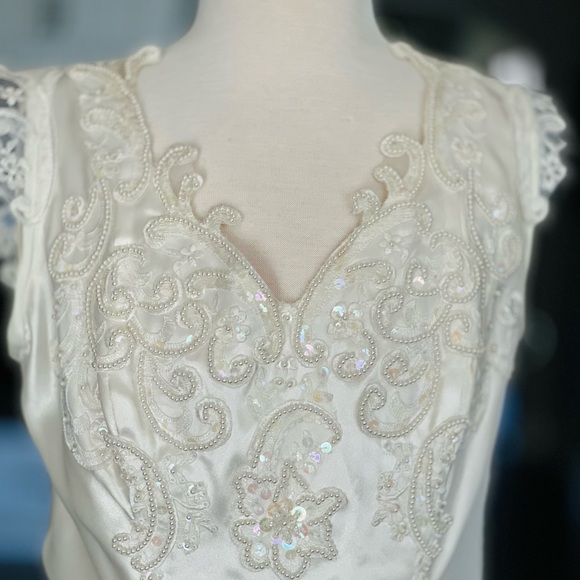 WORN 1x Wedding Dress. Satin w/lace, pearl beads & subtle sequins. Two stains - Picture 16 of 16